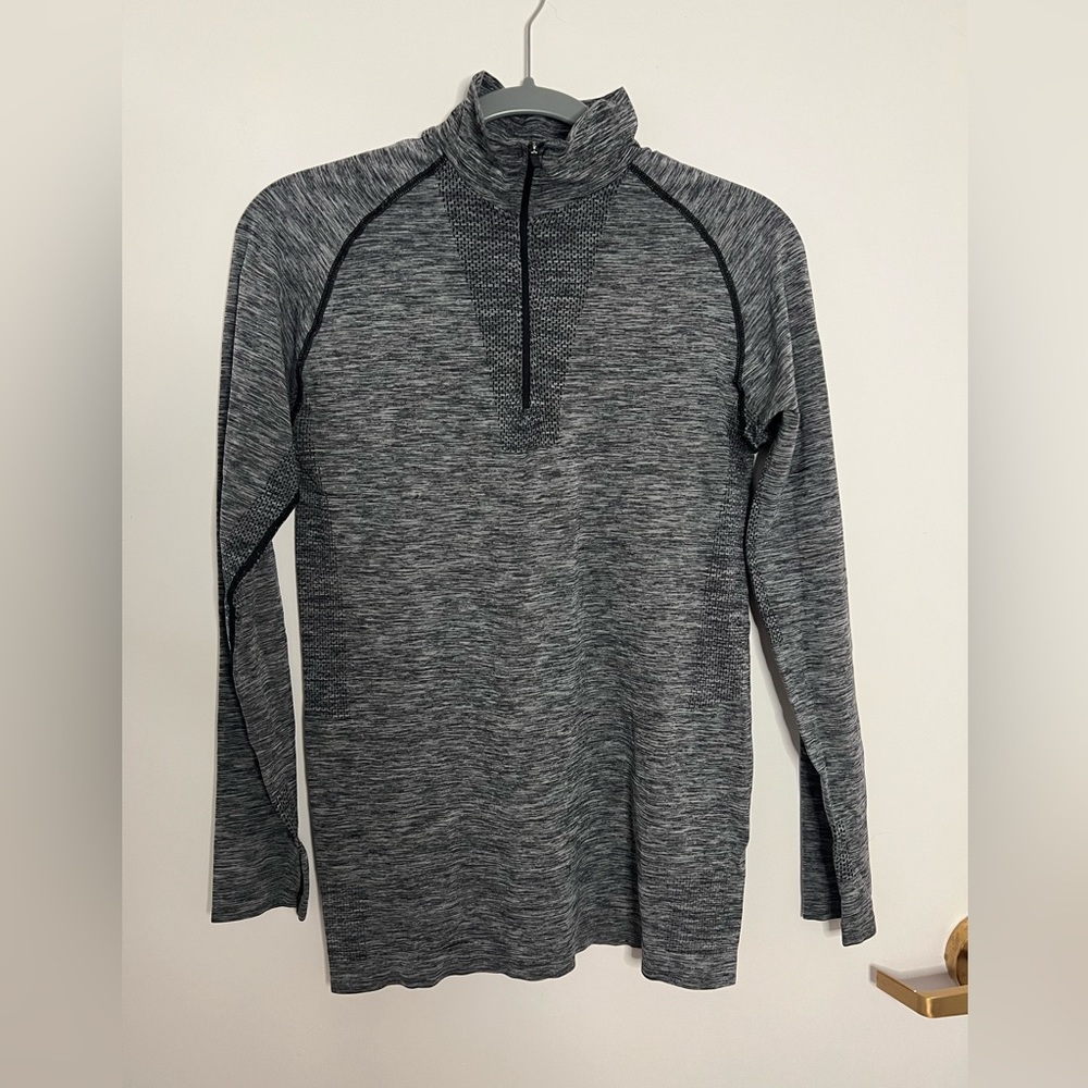 K15-A Asos brand Men’s 1/4 “ Zip up lightweight activewear size Small grey